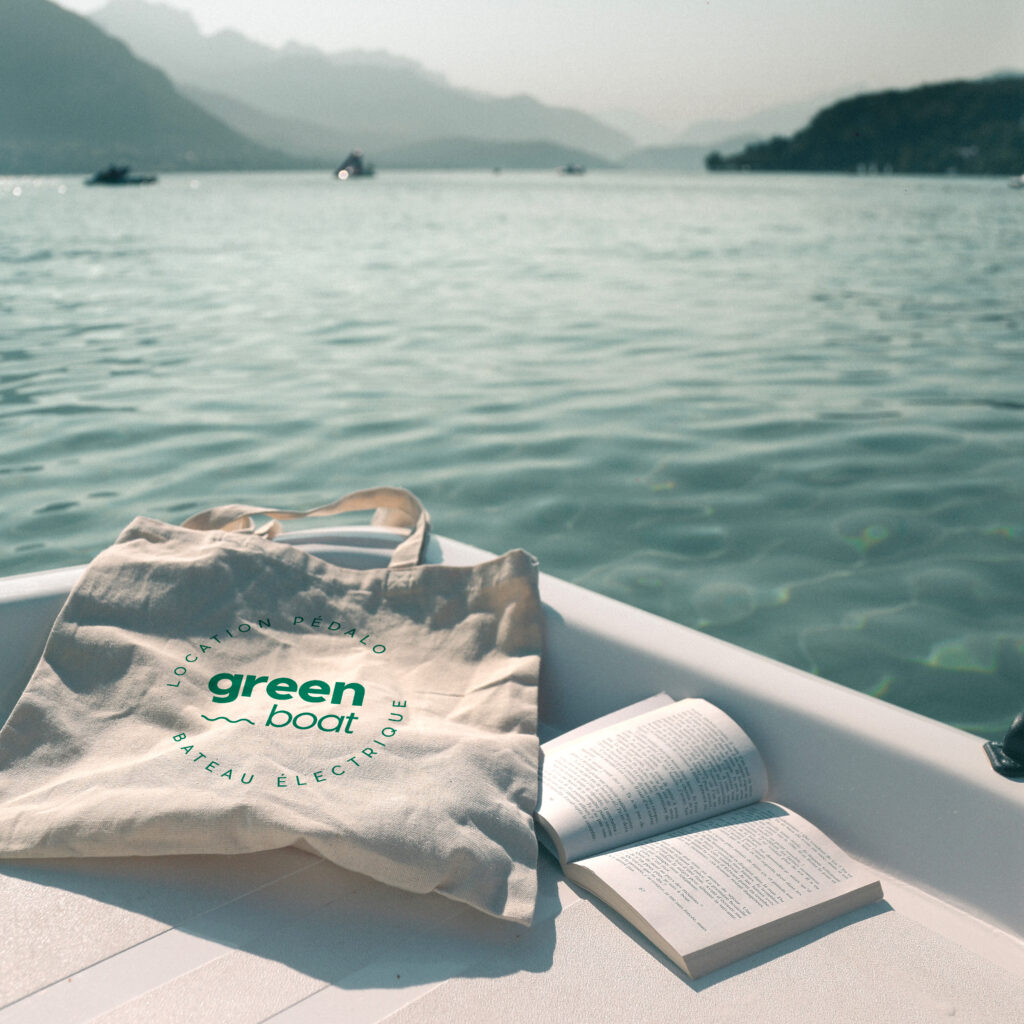 Green boat, pedalo, image de marque, logo sur tote bag, production de contenu, captation, photographie